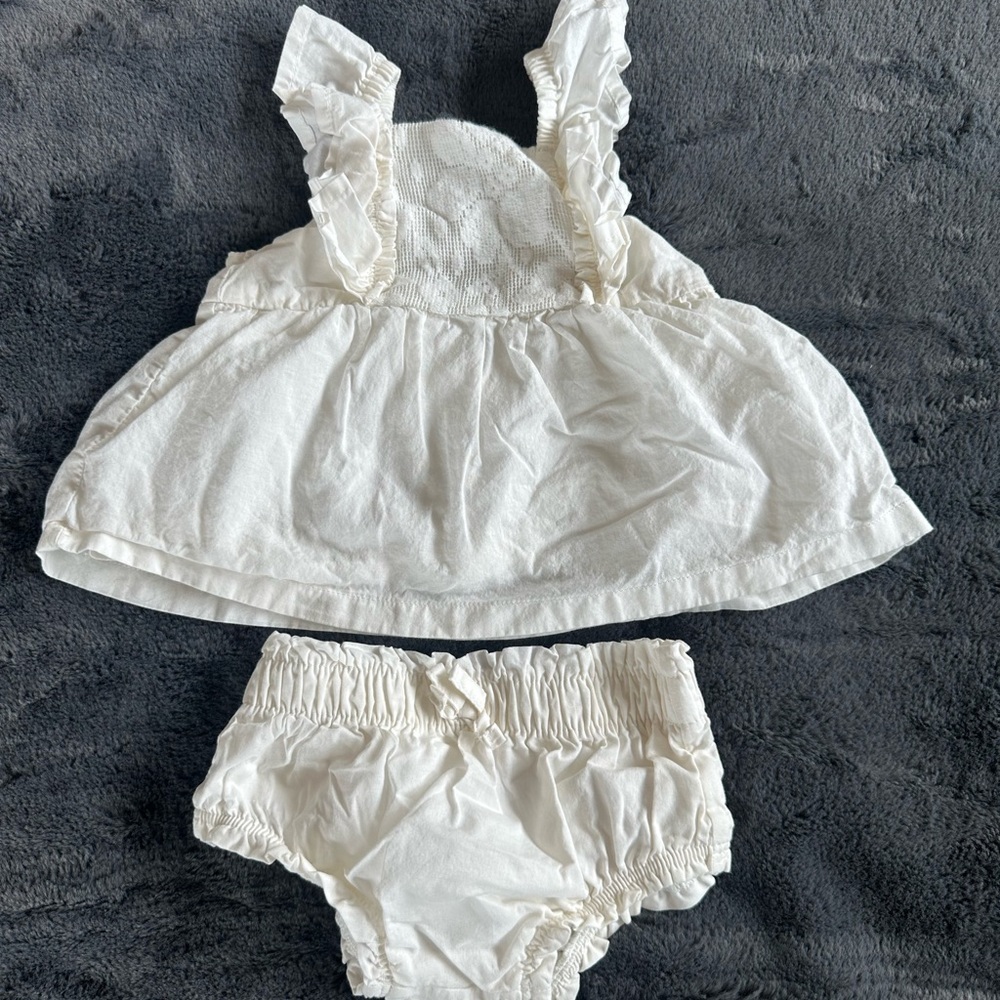 Carter's White Ruffled Outfit | 6 mos
